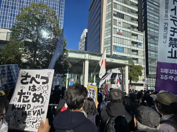 舉著寫有「禁止歧視」等字樣標語牌抗議仇恨言論的市民們